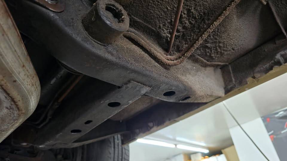 Plymouth-gold-duster-1973-brown-25