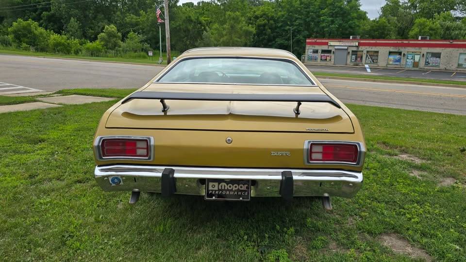 Plymouth-gold-duster-1973-brown-33
