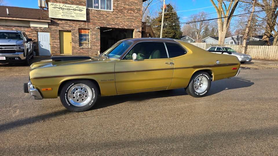 Plymouth-gold-duster-1973-brown-34