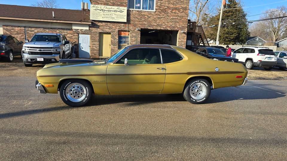 Plymouth-gold-duster-1973-brown-4
