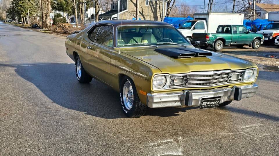 Plymouth-gold-duster-1973-brown-40