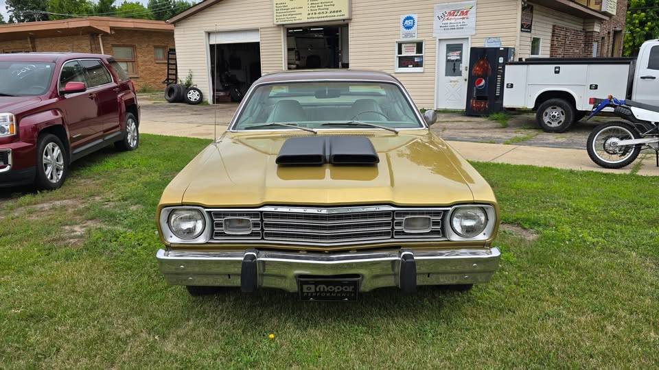 Plymouth-gold-duster-1973-brown-58