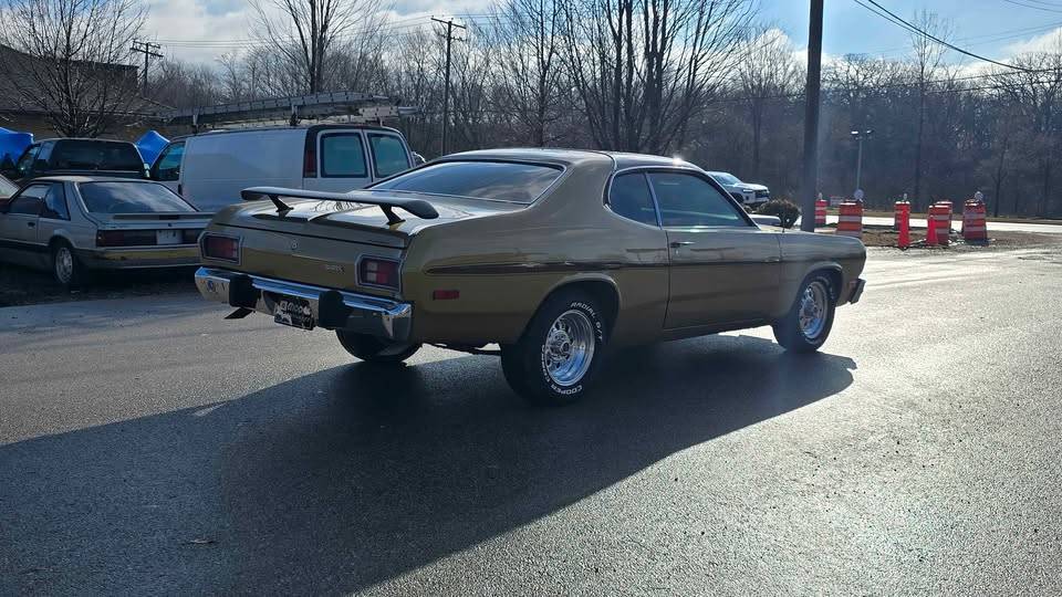 Plymouth-gold-duster-1973-brown-77