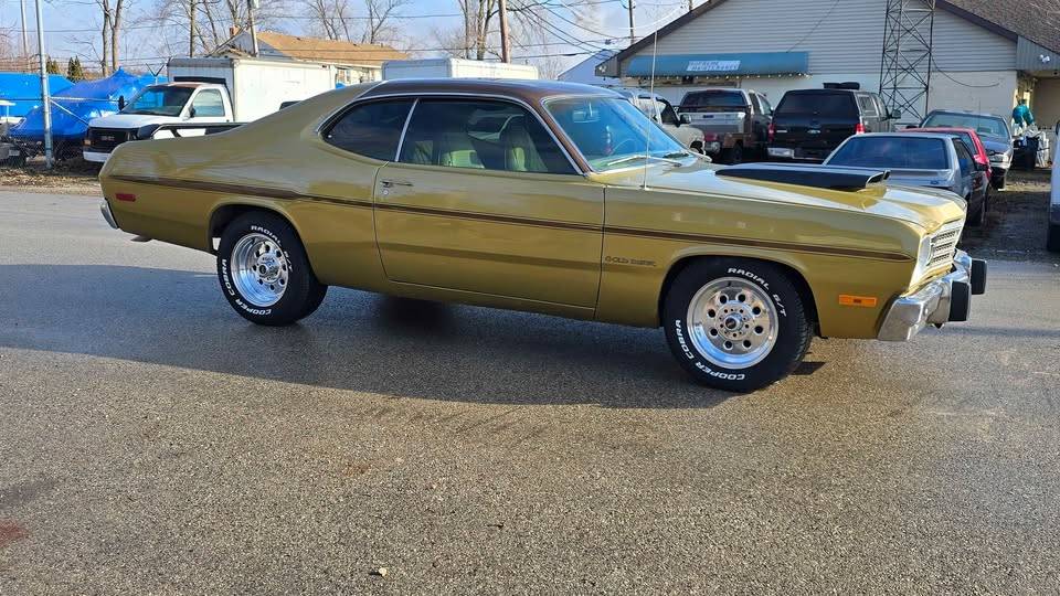 Plymouth-gold-duster-1973-brown-9