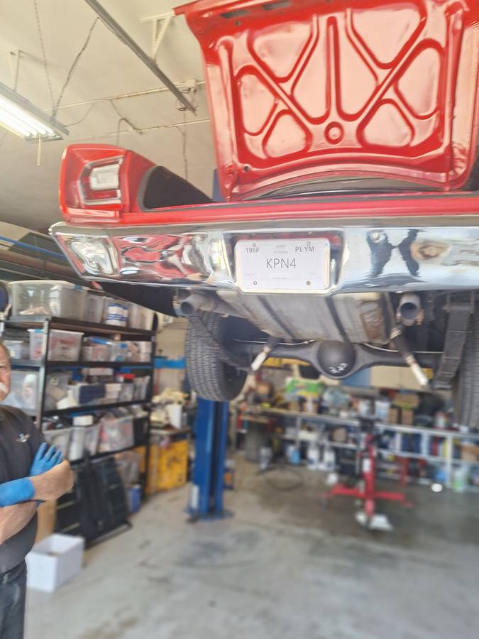 Plymouth-gtx-1968-red-11