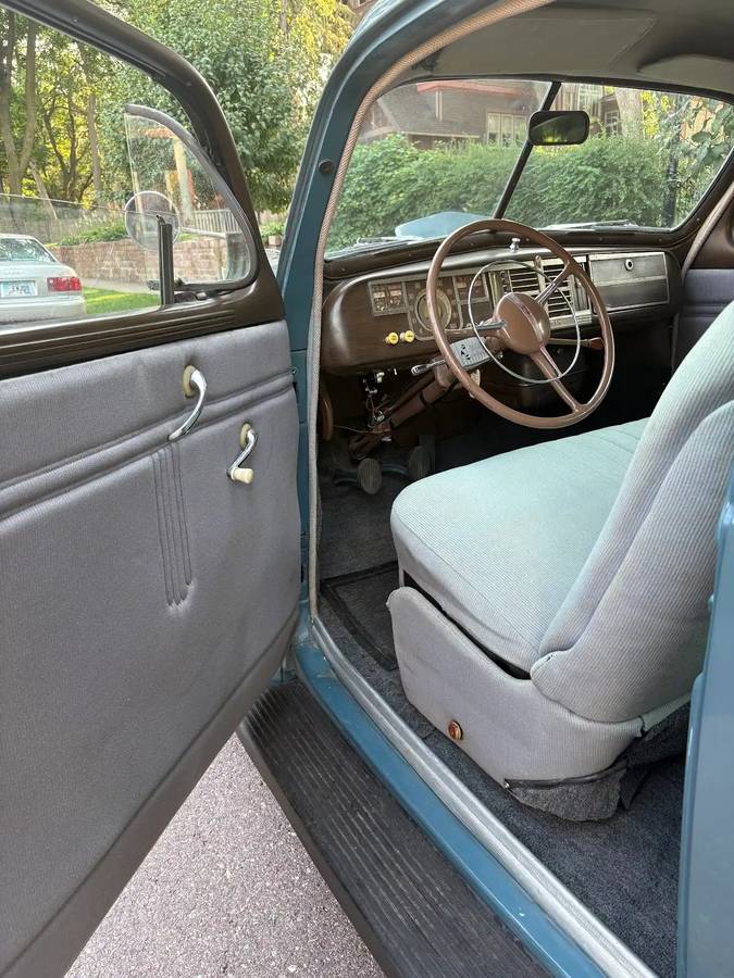 Plymouth-p10-sedan-1940-7