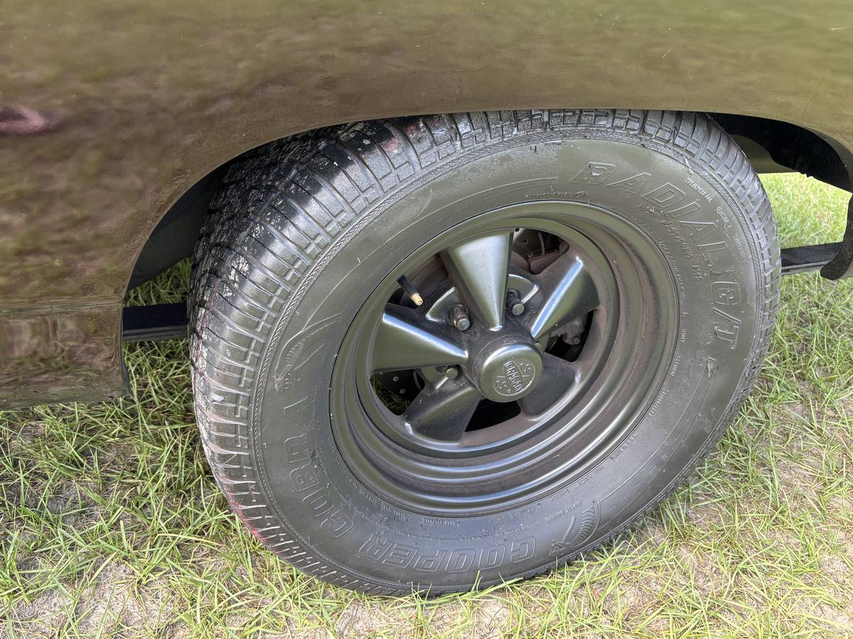 Plymouth-roadrunner-1968-black-5