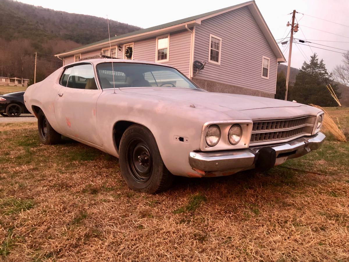 Plymouth-satelite-1973-grey-2