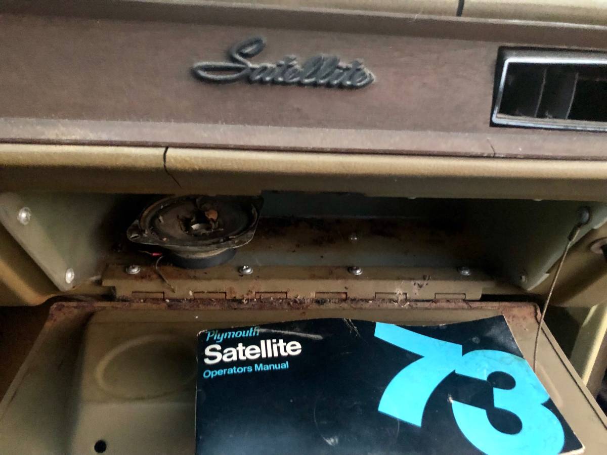 Plymouth-satelite-1973-grey-7