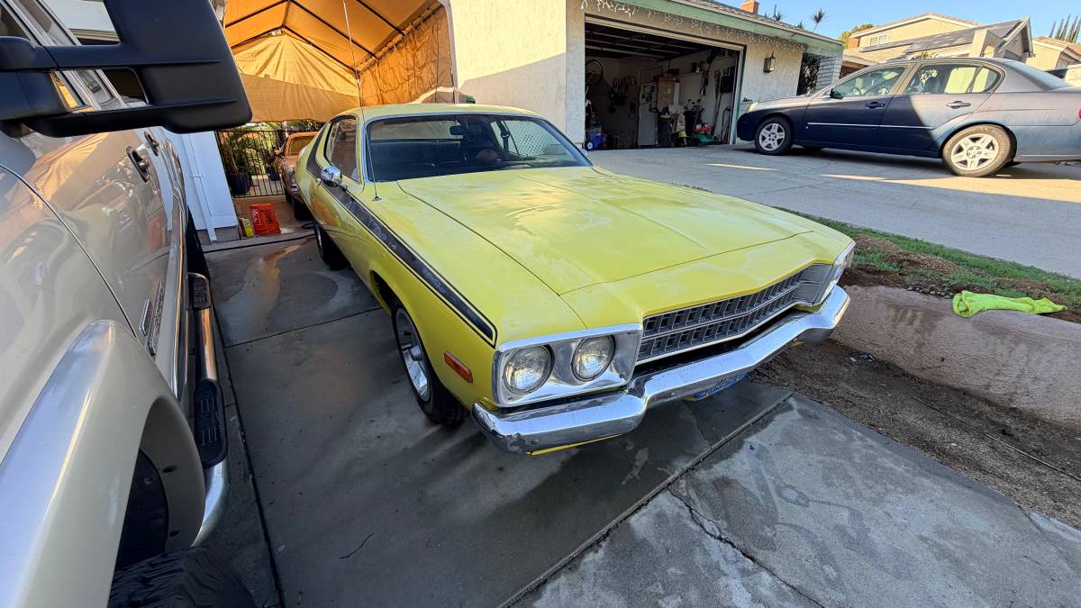 Plymouth-satellite-1974-yellow-3
