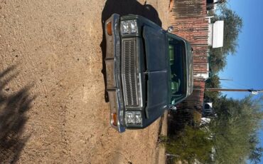 Plymouth-sport-fury-1977-green