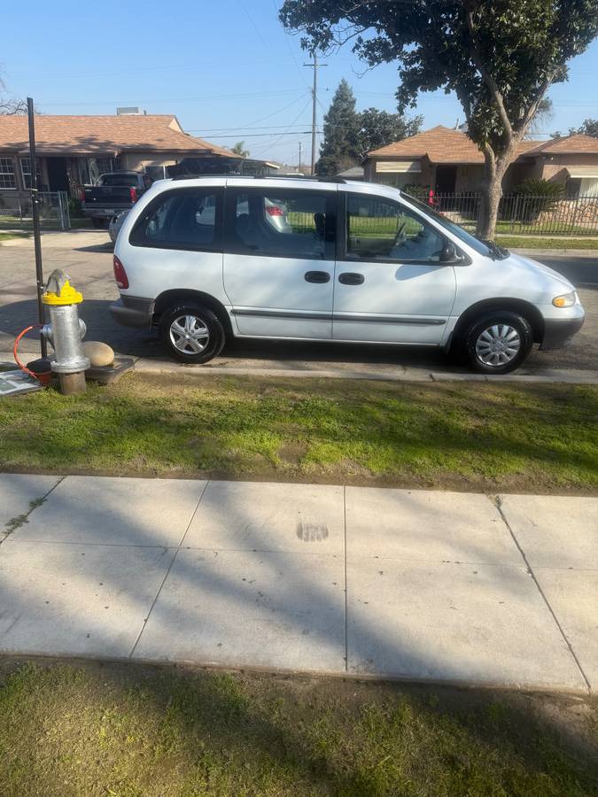 Plymouth-voyager-1996-1