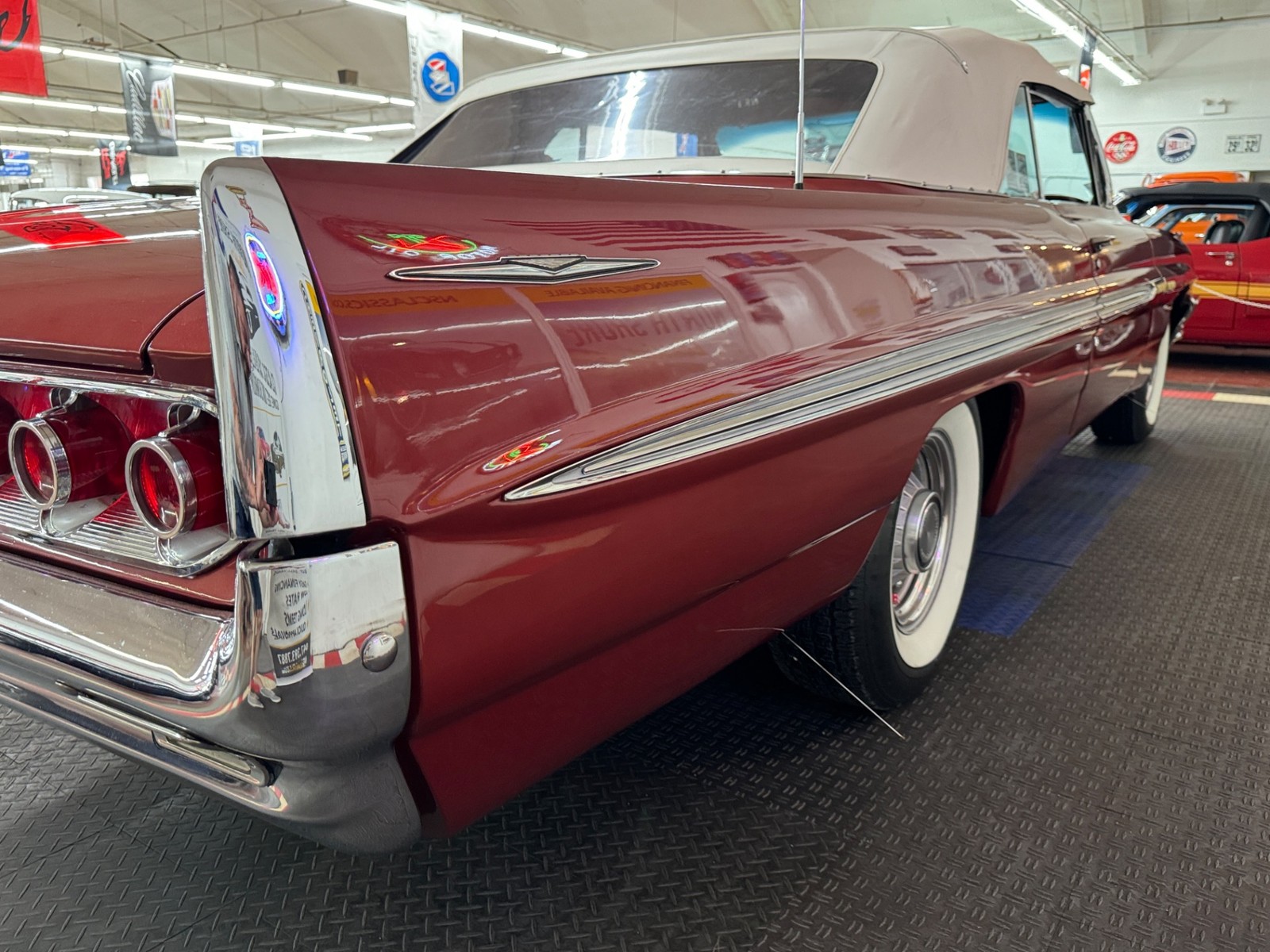 Pontiac-Bonneville-1961-Convertible-30