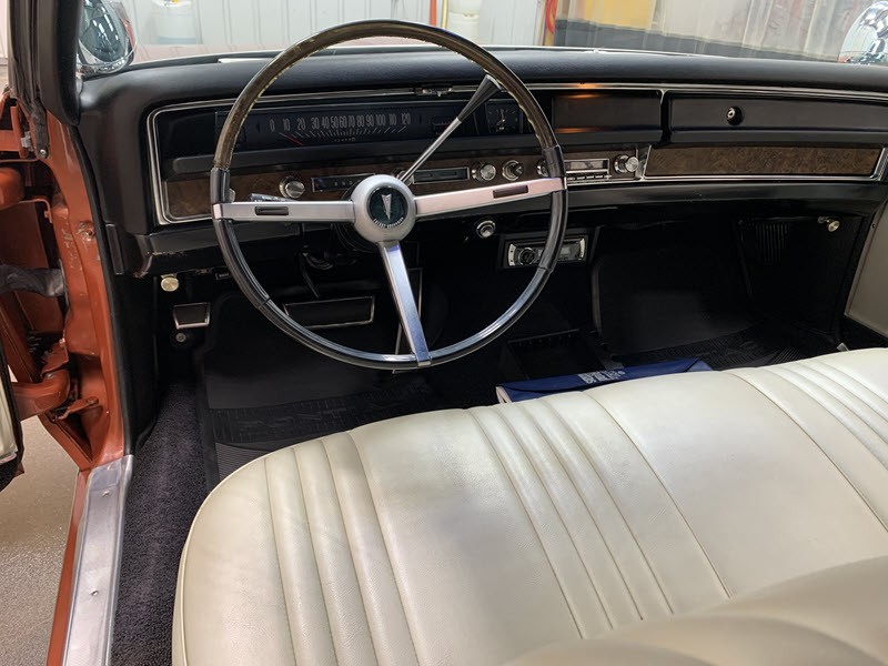 Pontiac-Bonneville-1968-9