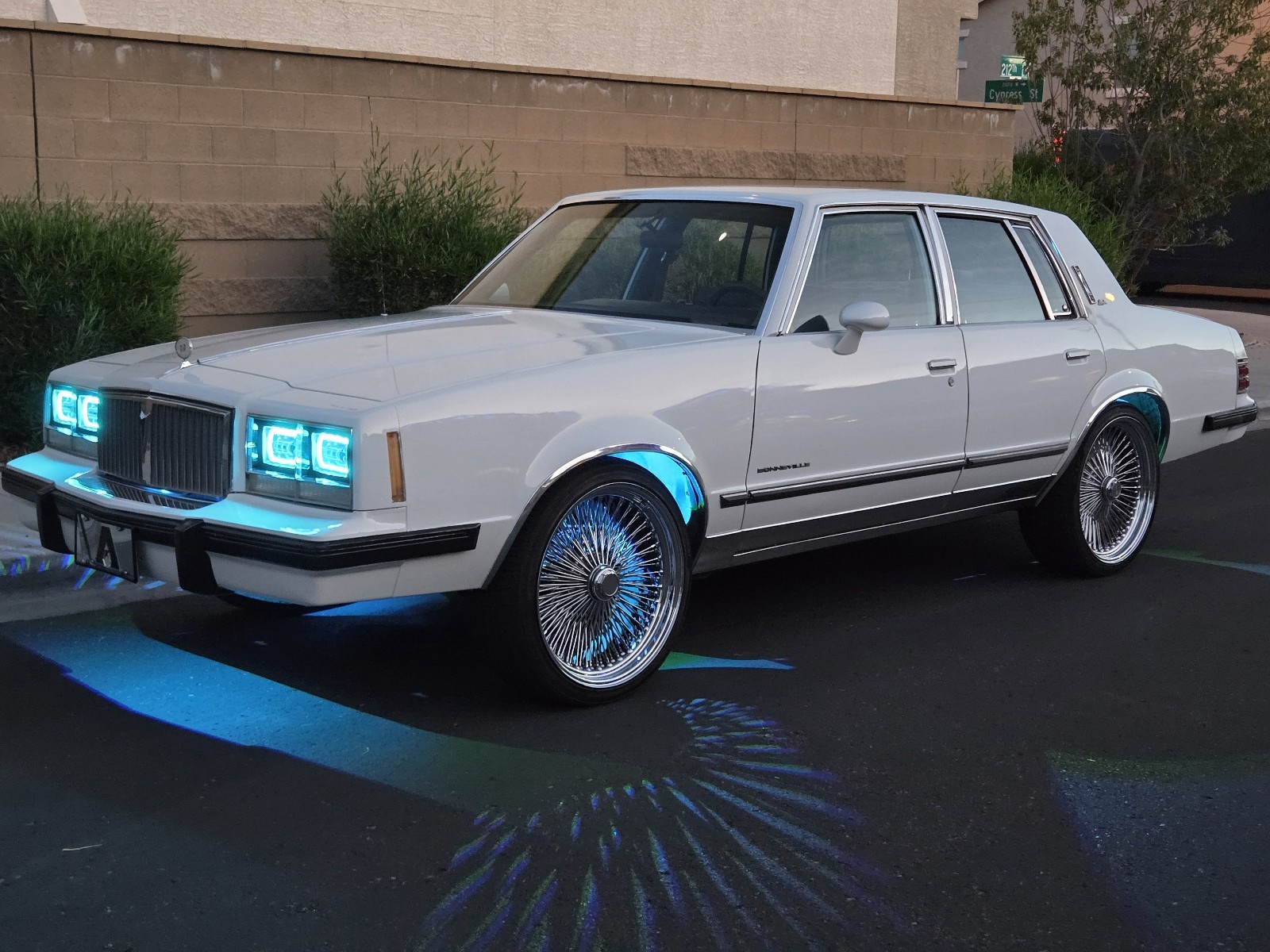 Pontiac-Bonneville-1986-2