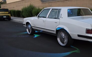 Pontiac-Bonneville-1986-3