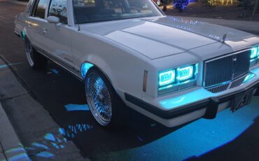 Pontiac-Bonneville-1986-4