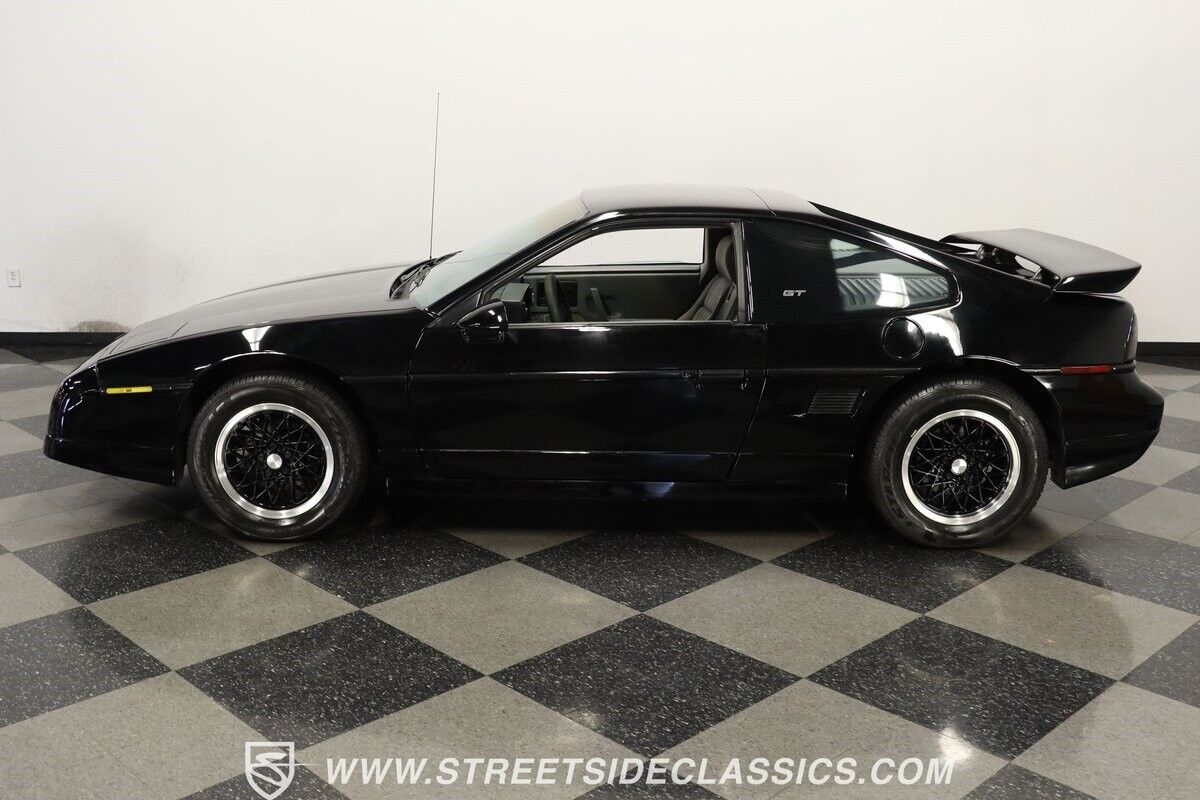 Pontiac-Fiero-1988-Coupe-2