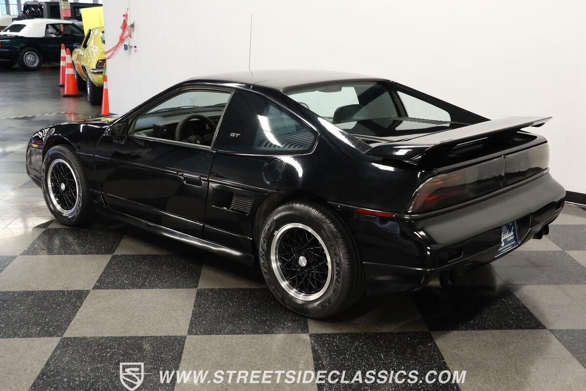 Pontiac-Fiero-1988-Coupe-6