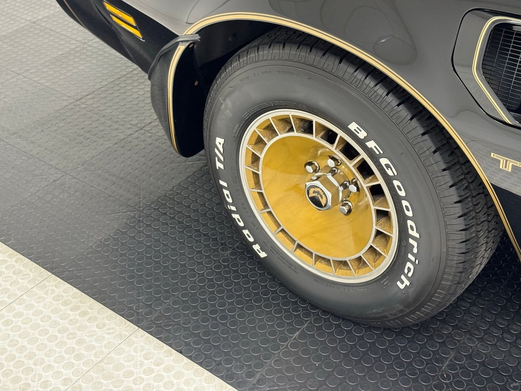 Pontiac-Firebird-1981-Coupe-10