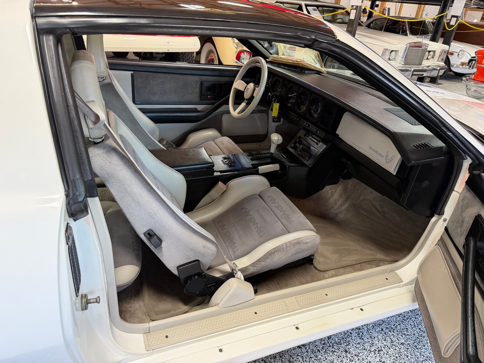 Pontiac-Firebird-1984-Coupe-13