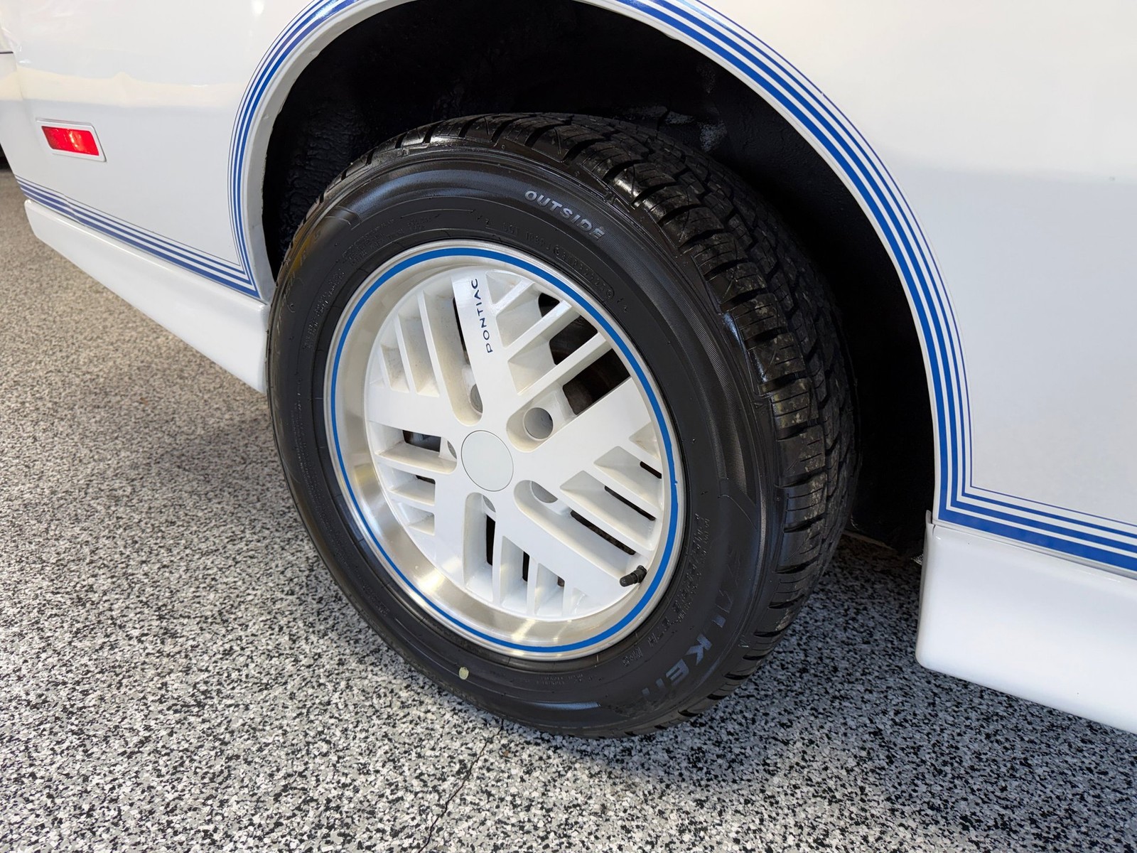 Pontiac-Firebird-1984-Coupe-35