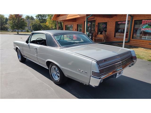 Pontiac-GTO-1965-2-door-coupe-10