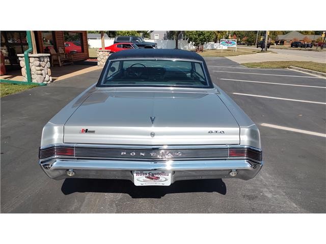 Pontiac-GTO-1965-2-door-coupe-12