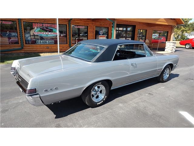 Pontiac-GTO-1965-2-door-coupe-14