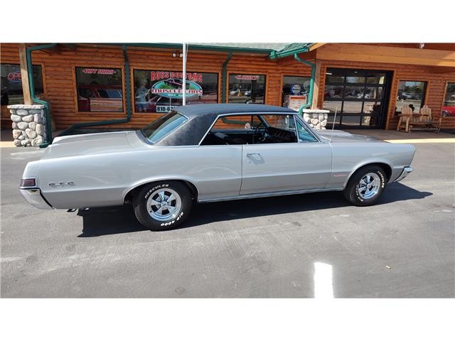 Pontiac-GTO-1965-2-door-coupe-18