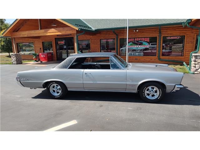 Pontiac-GTO-1965-2-door-coupe-23