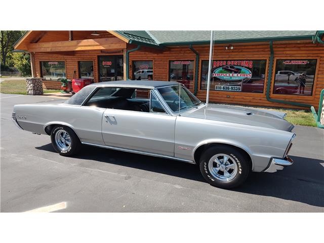 Pontiac-GTO-1965-2-door-coupe-24