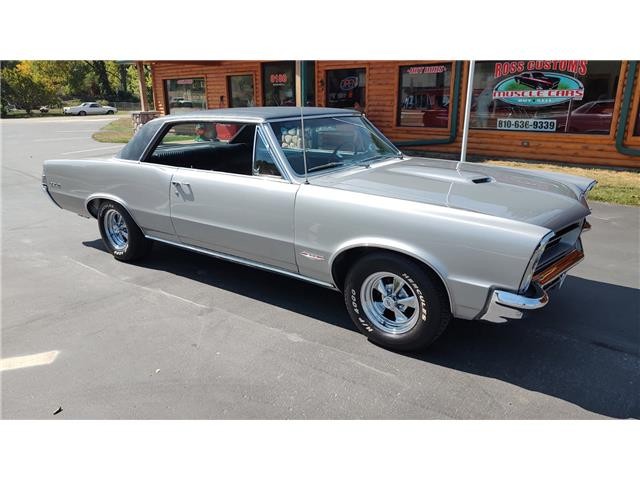 Pontiac-GTO-1965-2-door-coupe-25