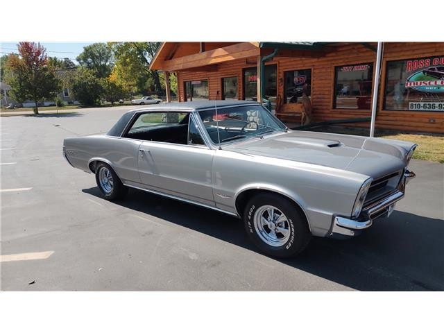 Pontiac-GTO-1965-2-door-coupe-26