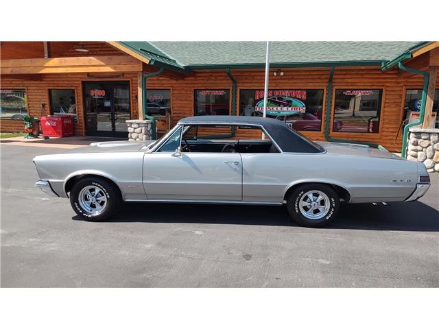 Pontiac-GTO-1965-2-door-coupe-7