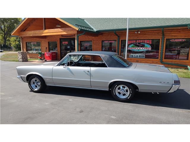 Pontiac-GTO-1965-2-door-coupe-8