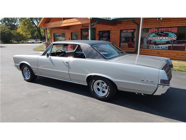 Pontiac-GTO-1965-2-door-coupe-9