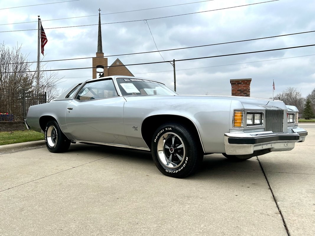 Pontiac-Grand-Prix-1976-Coupe-11