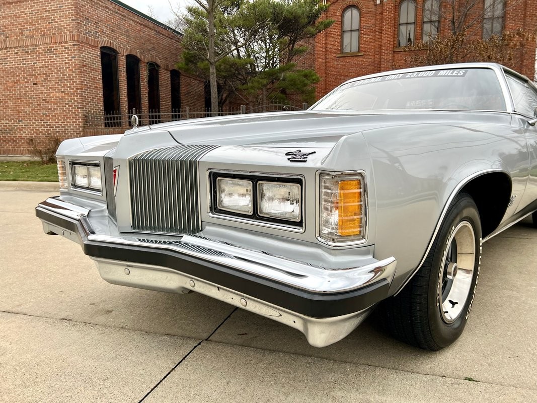 Pontiac-Grand-Prix-1976-Coupe-17