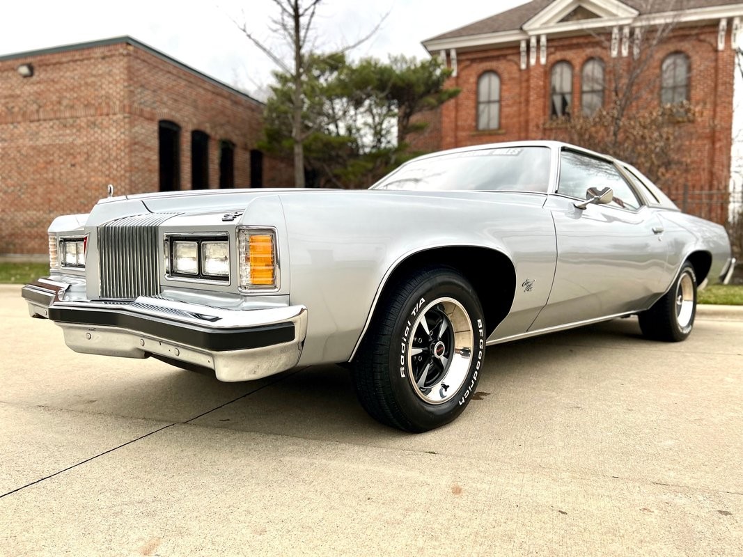 Pontiac-Grand-Prix-1976-Coupe-6