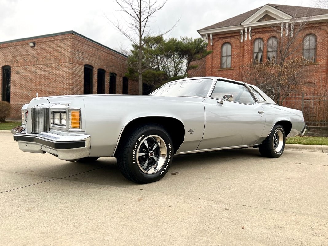 Pontiac-Grand-Prix-1976-Coupe-8