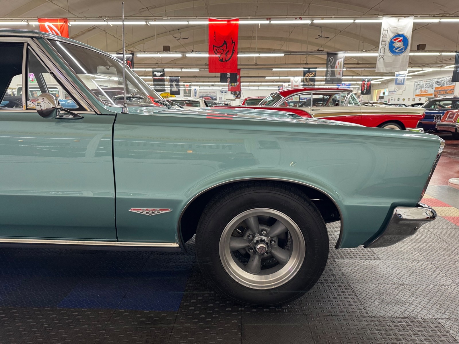 Pontiac-Le-Mans-1965-2-Door-27