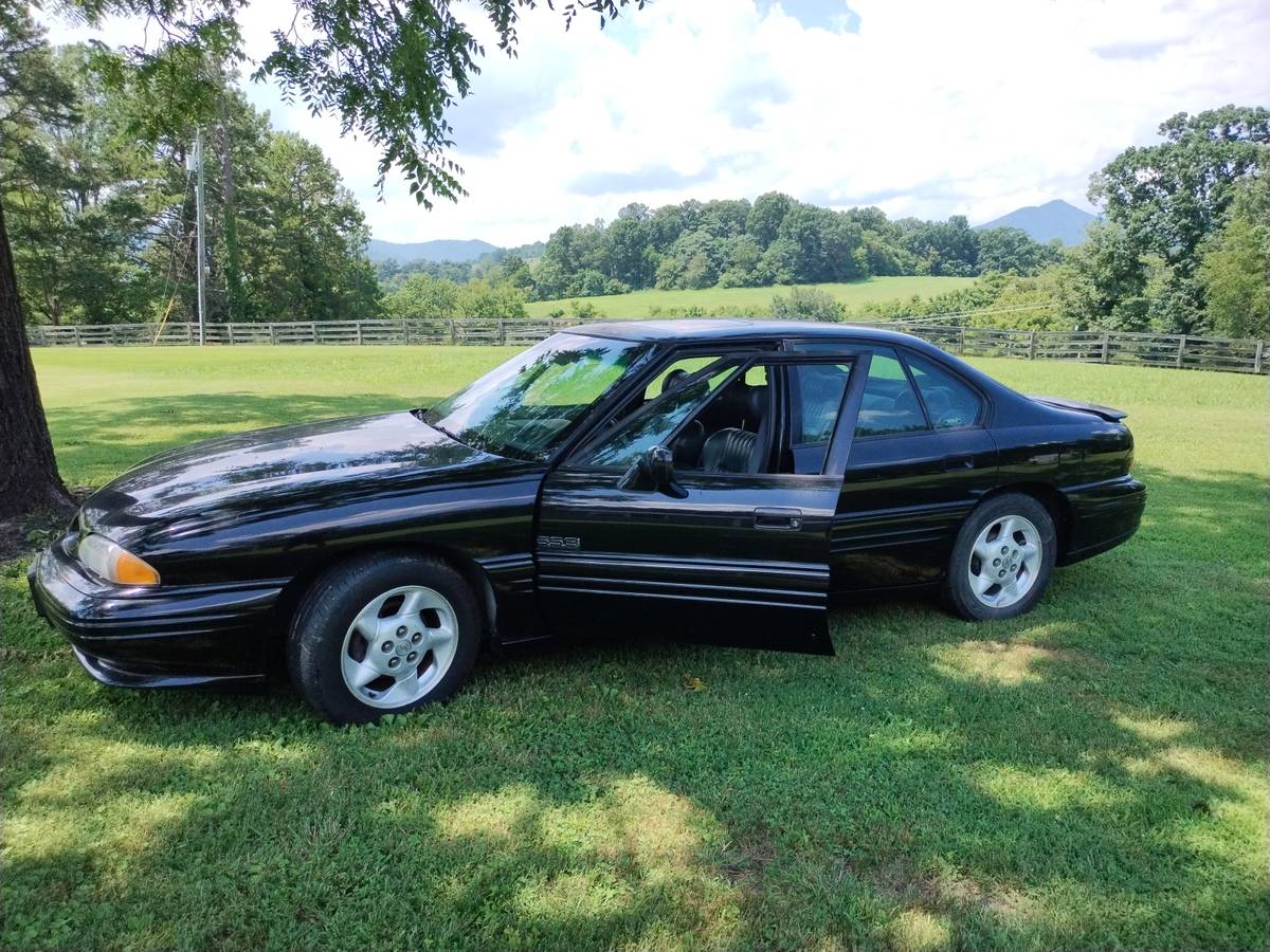 Pontiac-bonneville-1996-black-2