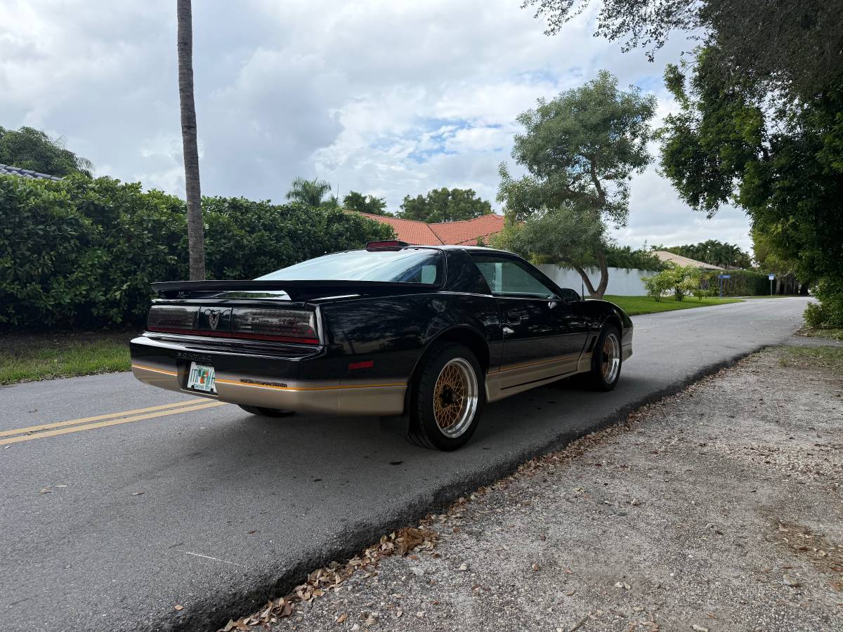 Pontiac-firebird-trans-am-1985-black-3