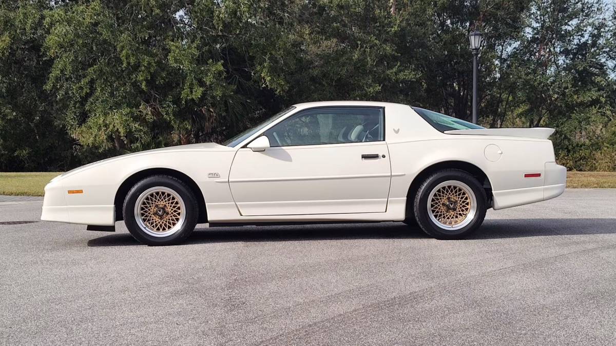 Pontiac-firebird-trans-am-gta-1987-white-16