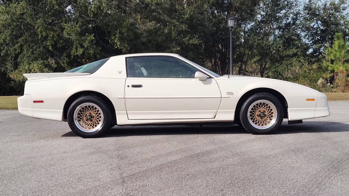 Pontiac-firebird-trans-am-gta-1987-white-17