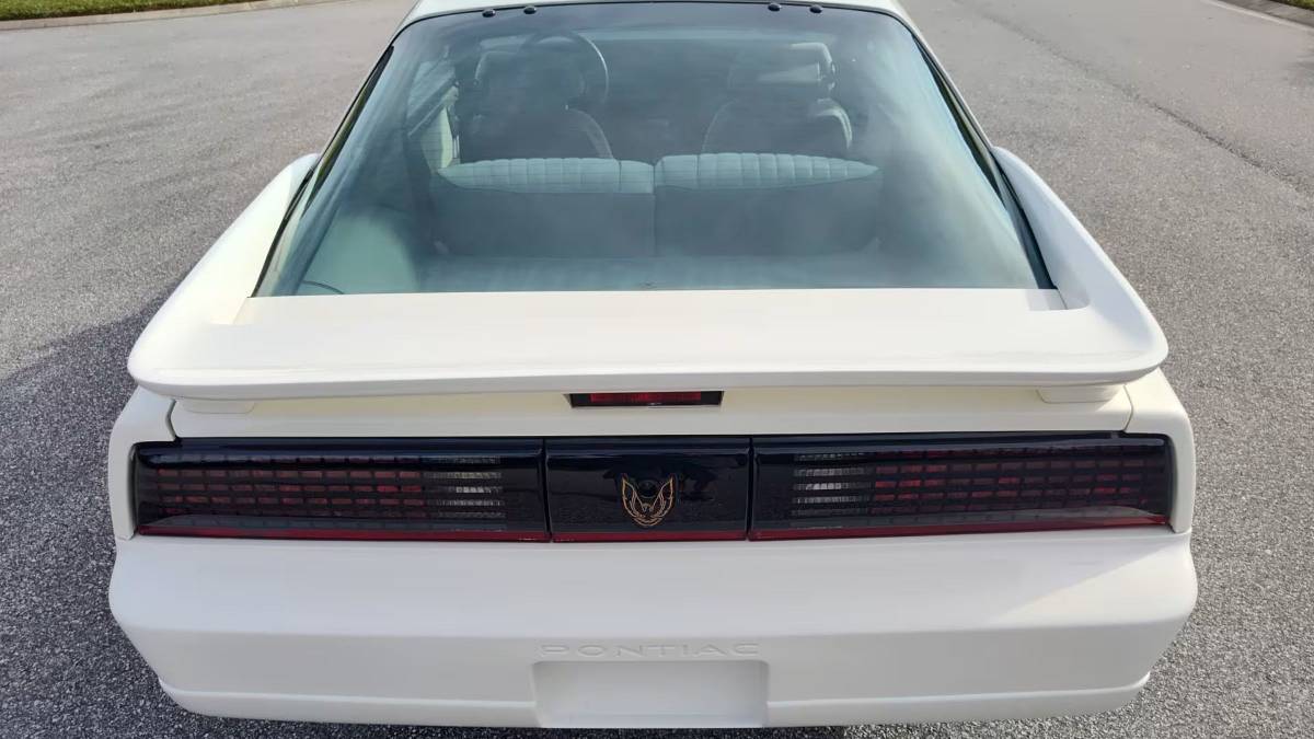 Pontiac-firebird-trans-am-gta-1987-white-18