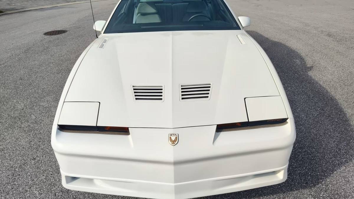 Pontiac-firebird-trans-am-gta-1987-white-2