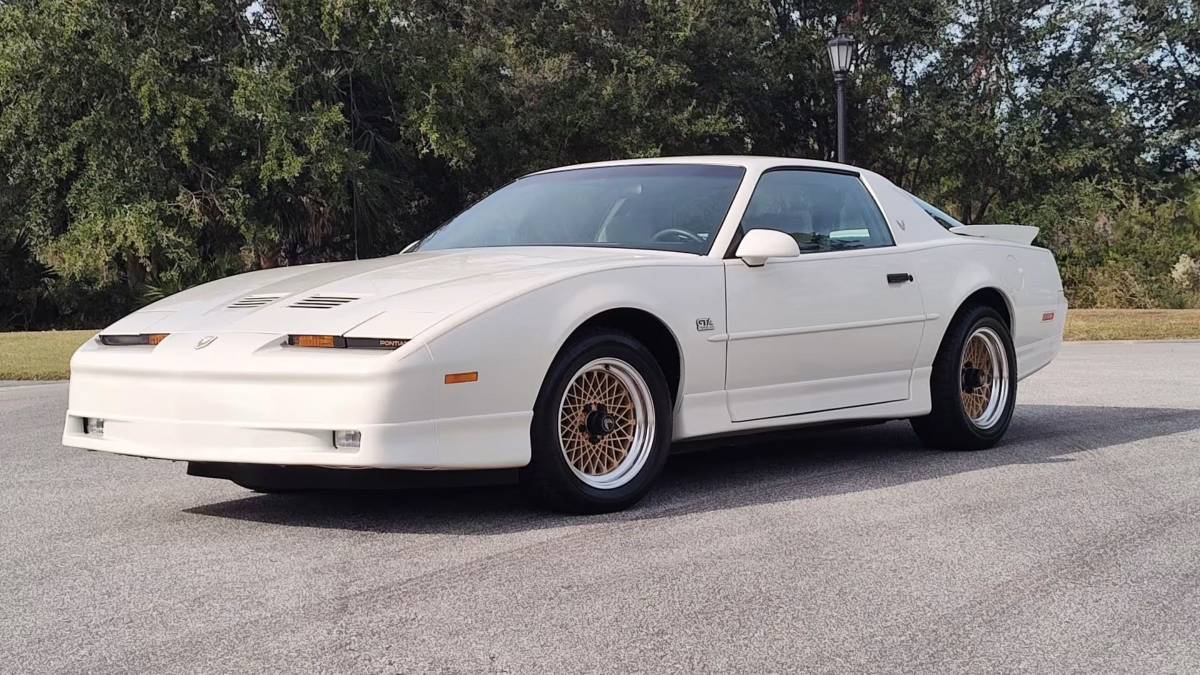 Pontiac-firebird-trans-am-gta-1987-white-23