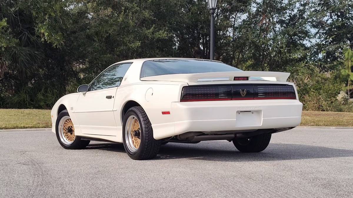 Pontiac-firebird-trans-am-gta-1987-white-3